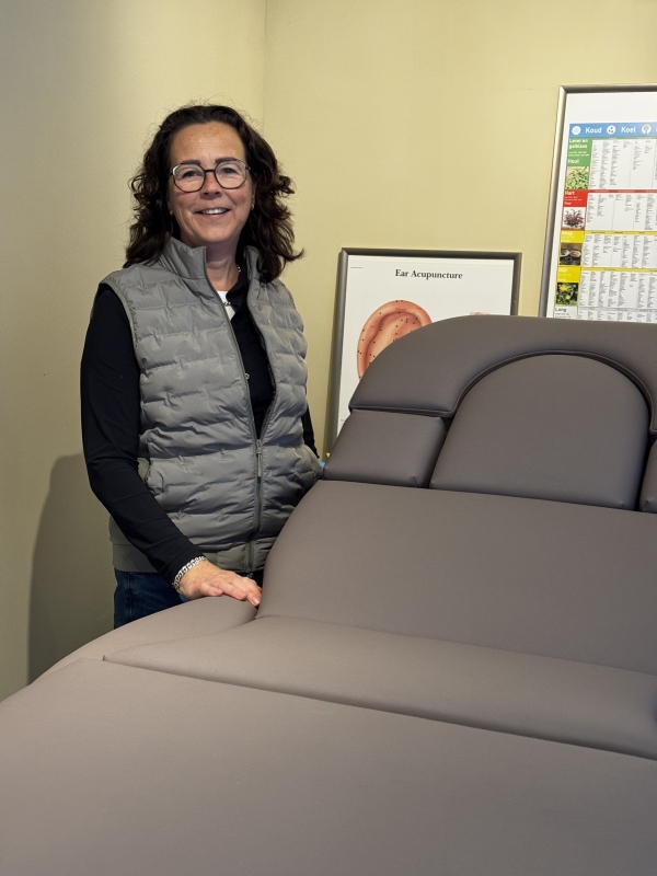 Miranda Maatkamp bij haar Relax Sensation PRO-S behandeltafel