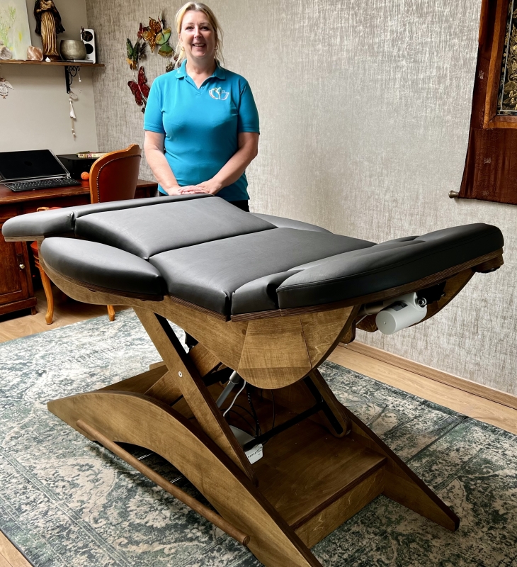 Mirjam van der Linde bij haar massagetafel