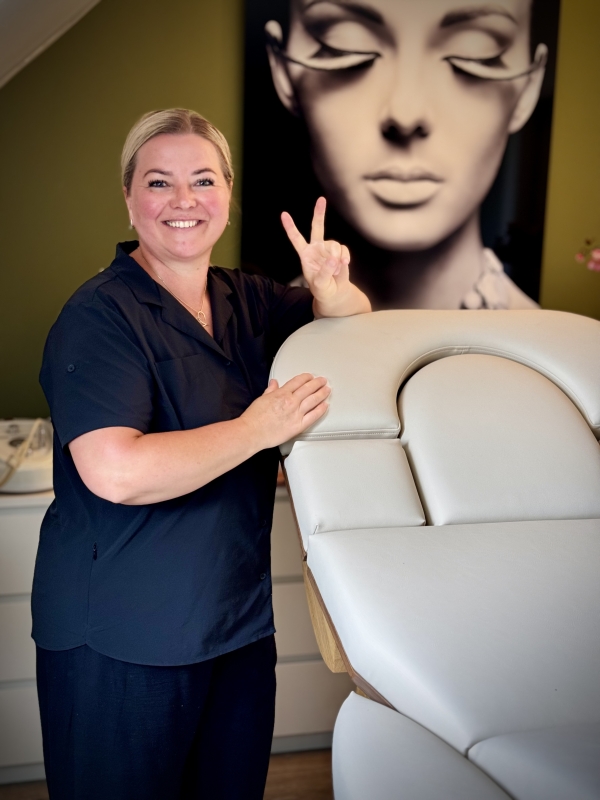 Natascha bij haar Relax Sensation PRO-S Behandeltafel