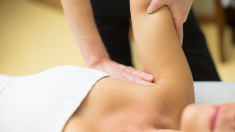 Oncologische massage bij vrouw