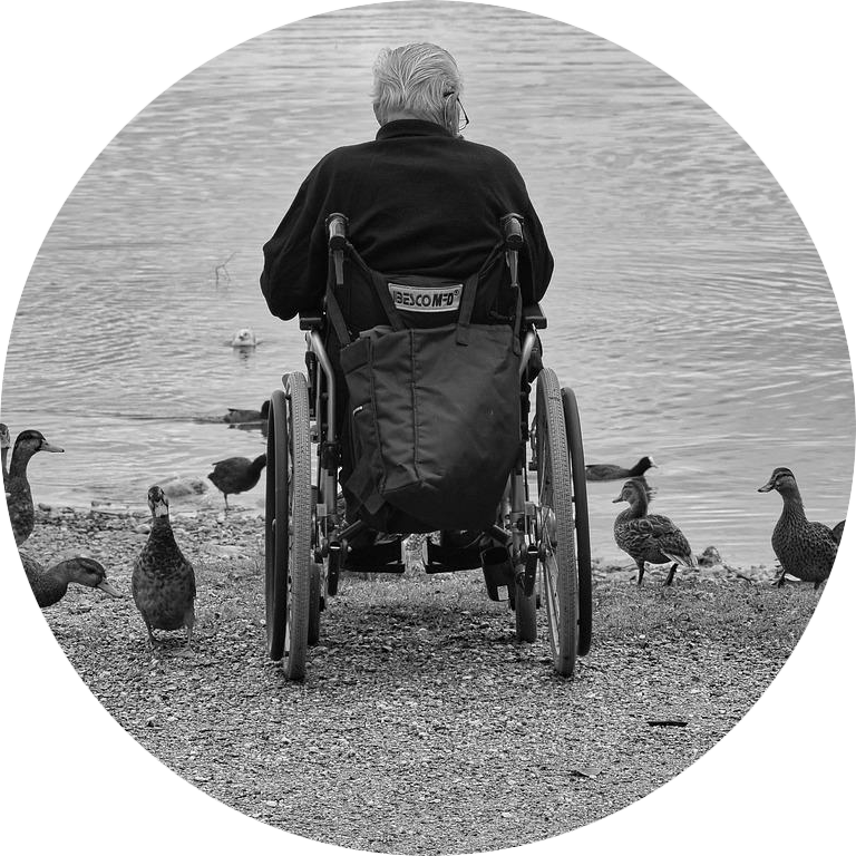 oudere man in rolstoel