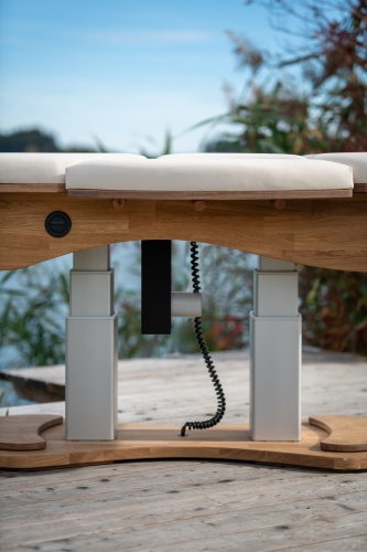 Detailfoto van de Relax Sensation PRO-S behandeltafel met ruimtelijk design, duo-hefkolom en premium houten afwerking voor professioneel gebruik.