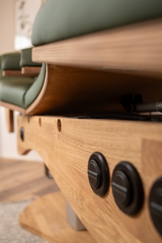 Detailfoto van de Relax Sensation PRO-S behandeltafel met luxe houten afwerking en premium bekleding