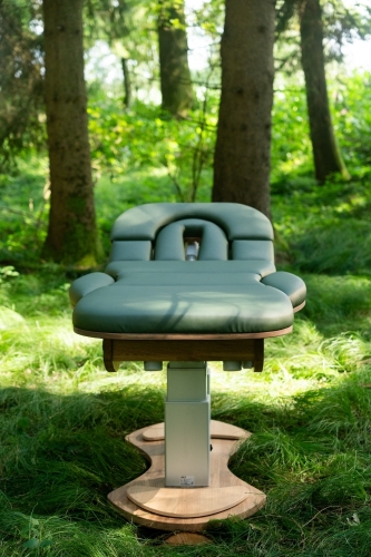 Relax Sensation PRO-S behandeltafel in een natuurlijke en rustgevende wellnessomgeving