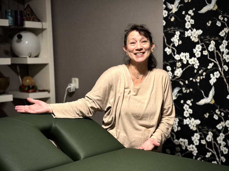 Ria blij met haar massagetafel van Massagetafel  Design