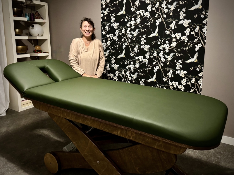 Ria Gerritsen bij haar Relax Sensation Start massagetafel