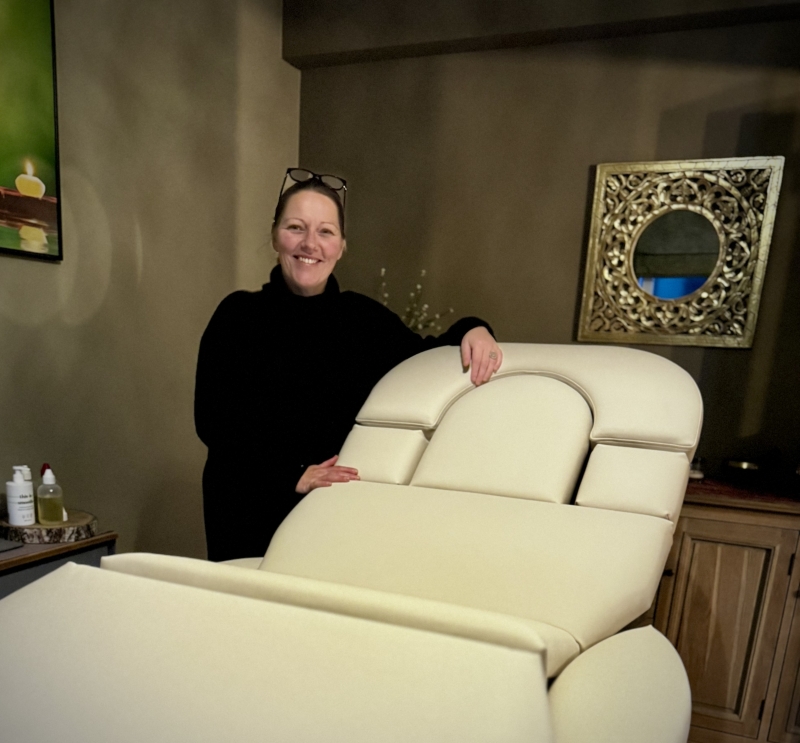 Sandra Coffyn bij haar Relax Sensation PRO Baby massagetafel