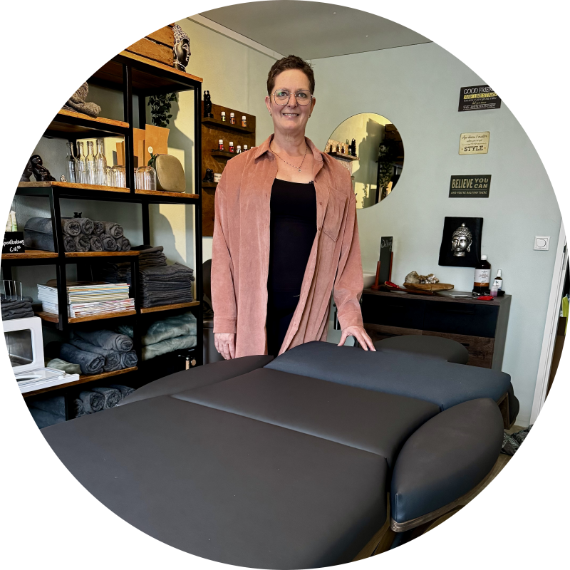 Sandra Pikaar bij haar Relax Sensation PRO massagetafel van Massagetafel Design