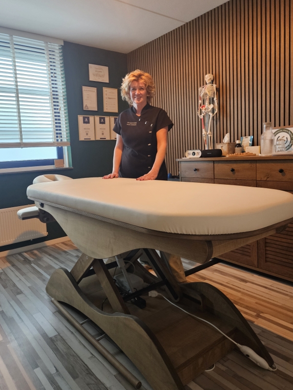 Sandra Rietkerk bij haar Relax Sensation Simplex Massagetafel