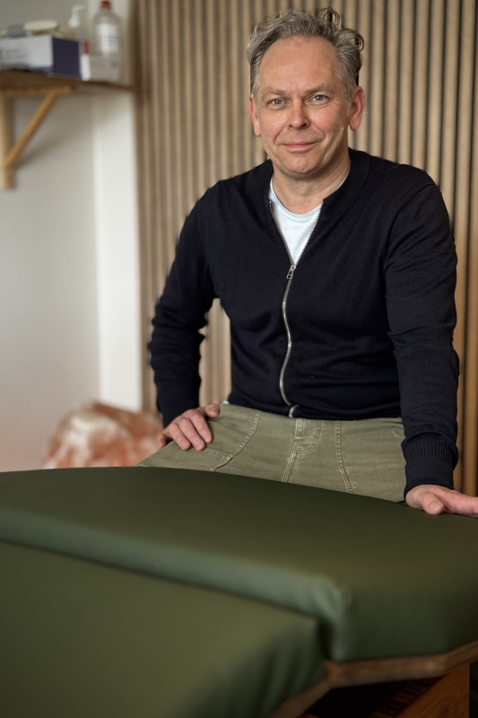 Sven Liekens achter zijn Relax Sensation PRO behandeltafel van Massagetafel Design