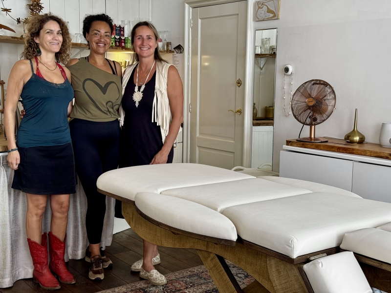 Therapeutenteam van Healing People poseert met de Relax Sensation PRO Baby massagetafel van Massagetafel Design