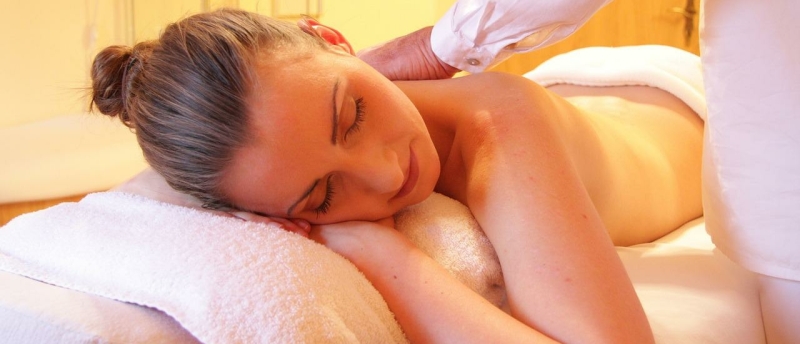 Vrouw krijgt Zweedse Massage