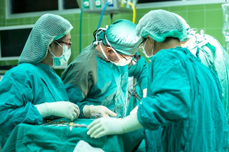 Zorgpersoneel in operatiekamer