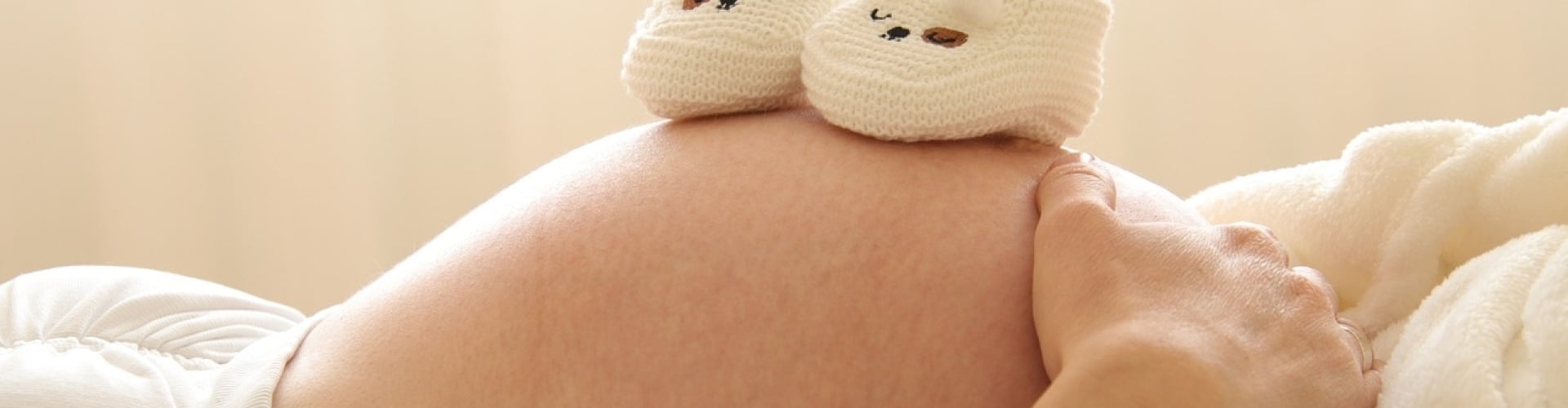 Zwangere vrouw op massagetafel