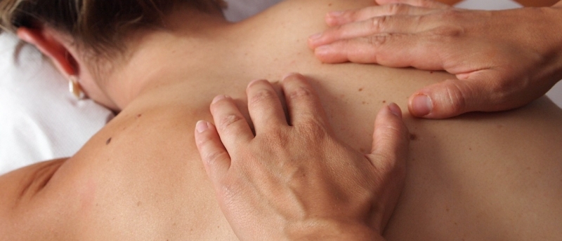 Zweedse massage op schouders