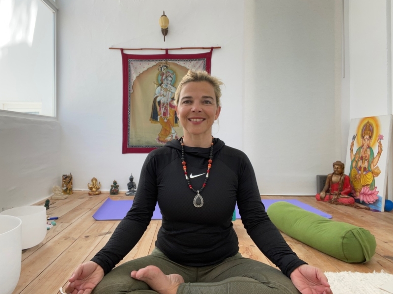 acu-yin yoga teacher Kata van Doesselaar