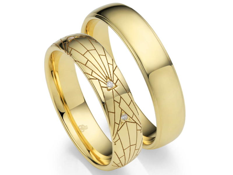 Gouden trouwringen met art deco voorstelling Rauschmayer