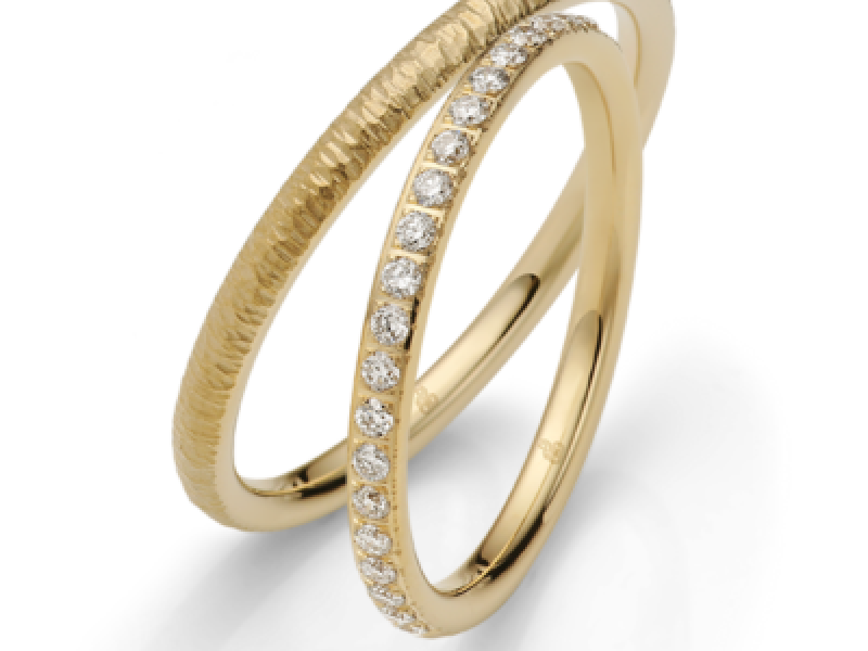 Design trouwringen goud met diamant smal met relief. rauschmayer