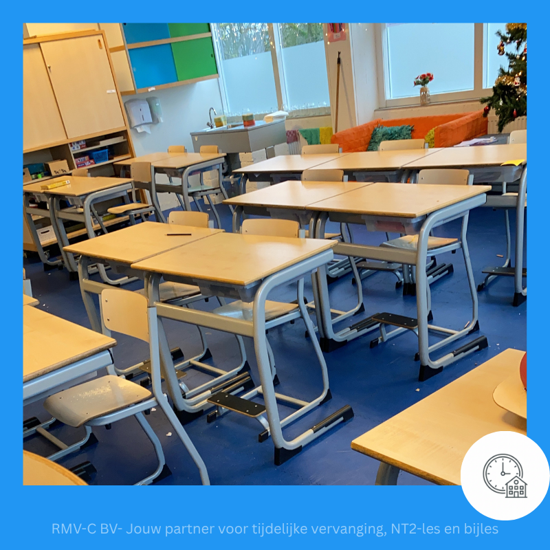 Leeg klaslokaal aan het begin van de dag Leeg klaslokaal aan het begin van de dag