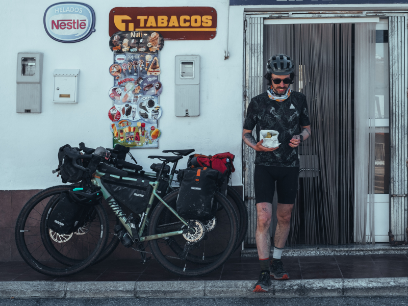 bikepacking-boodschappen-doen-spanje