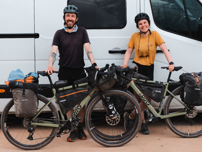 Eigen-bus-ombouwen-tot-campervan-rose-fietsen