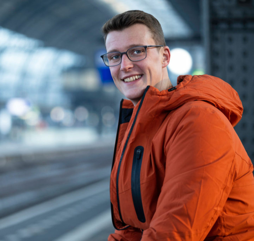 Bas Gerritsen lacht op het station.