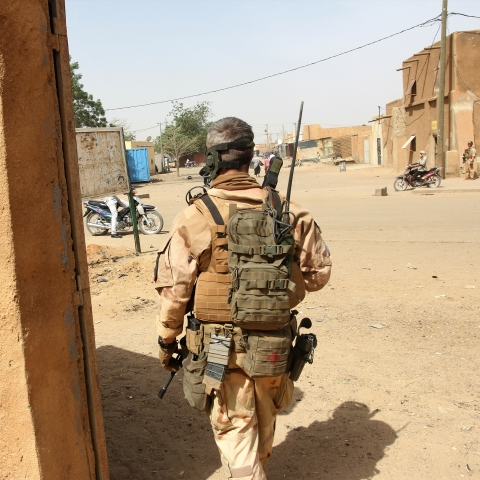 Een foto van een gewapende Nederlandse militair die op missie is in Mali