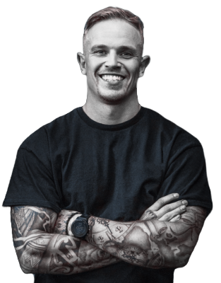 Een glimlachende gespierde personal trainer met een zwart shirt en een zwart horloge