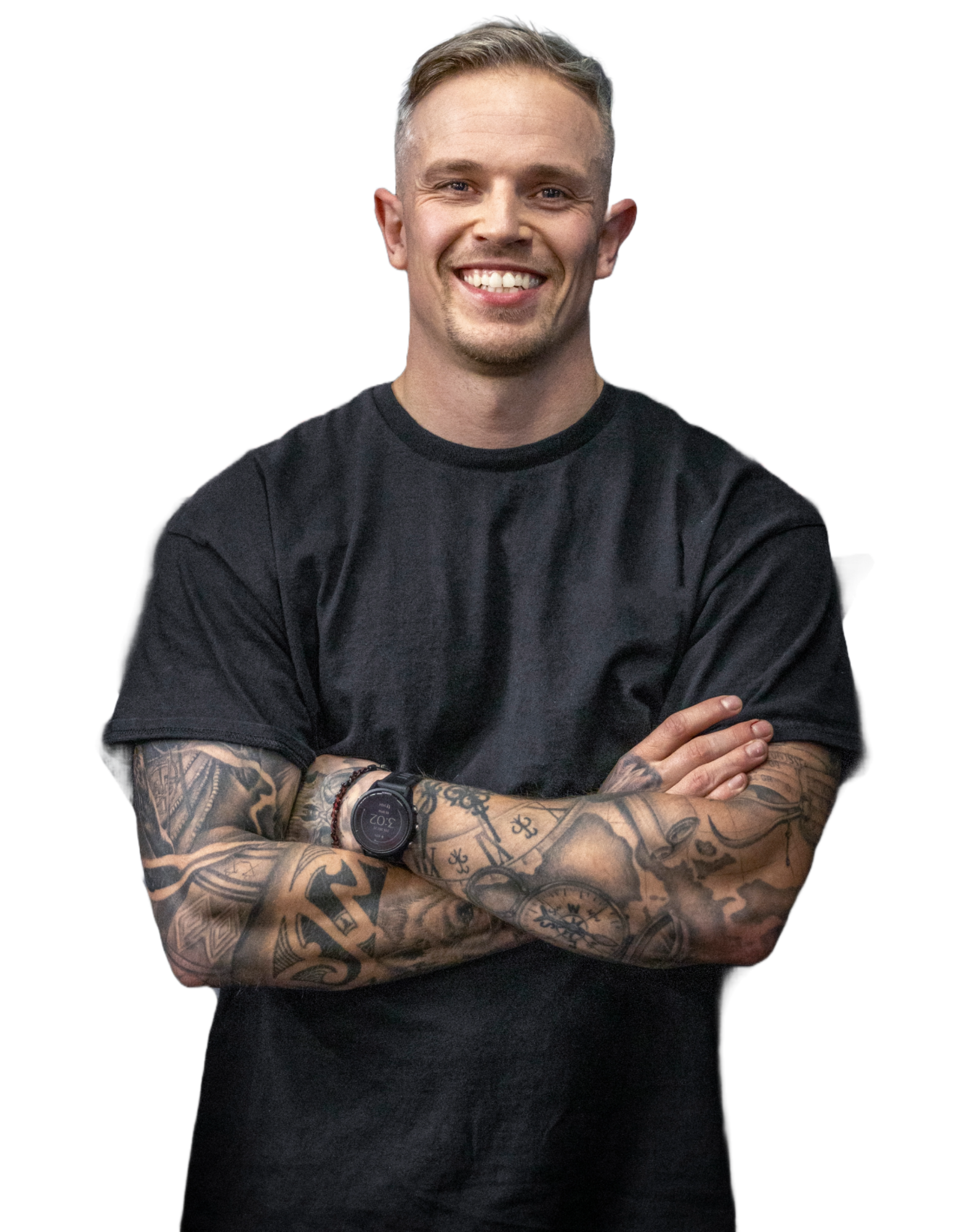Een stoere lachende personal trainer met tattoo's en een horloge