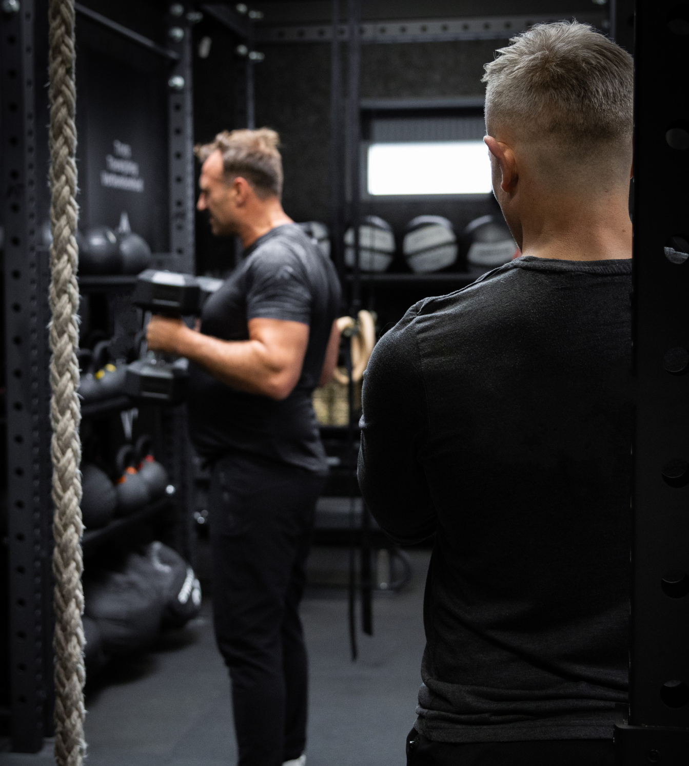 Een personal trainer die een van zijn cliënten coacht tijdens een personal training sessie.