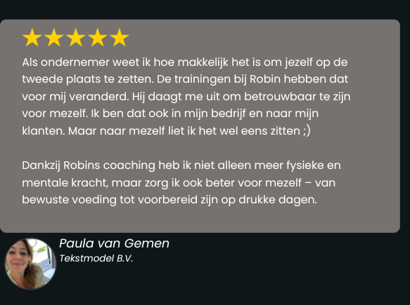 Een 5 sterren recensie met een grijs vlak en een zwarte achtergrond met een foto van een klant