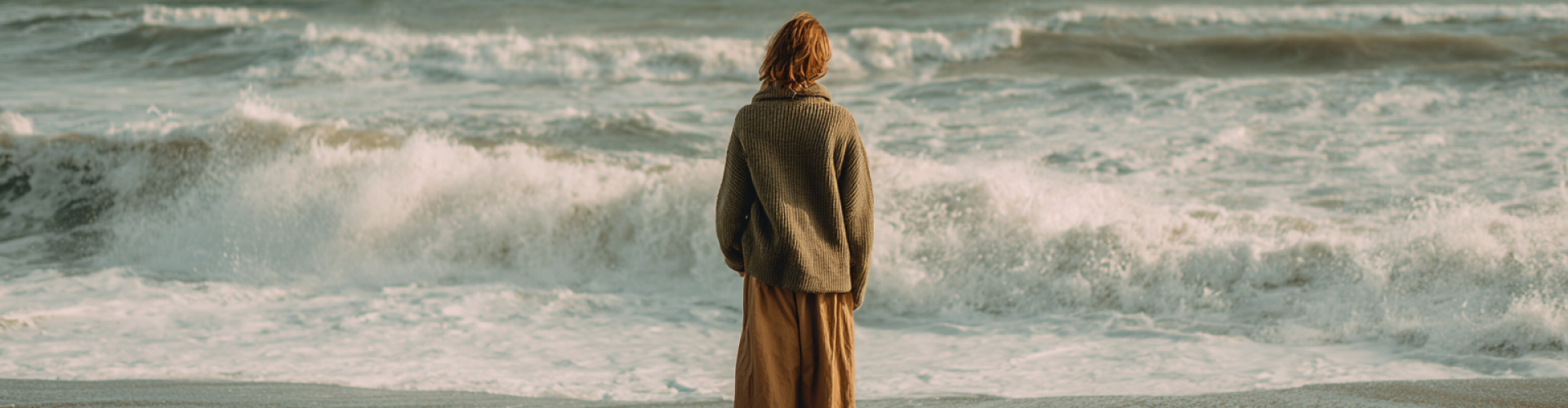 Persoonlijk 1-op-1 traject | Natuurgeneeskunde & lichaamswerk – Kelly Soolsma Vrouw in rustige natuurlijke omgeving, symbool voor thuiskomen in lichaam en innerlijke rust