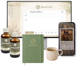 Groen linnen journal met Sacred Life-logo en handgemaakte keramische mok thee op een witte achtergrond