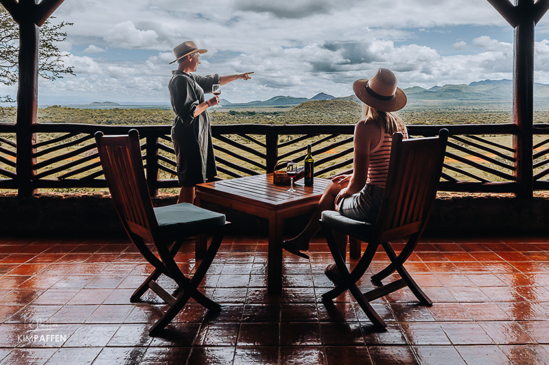 Uitzicht vanaf je kamerbalkon bij Kilaguni Serena Privéveranda van een kamer bij Kilaguni Serena Safari Lodge met uitzicht op waterhole en de Chyulu Hills in de verte