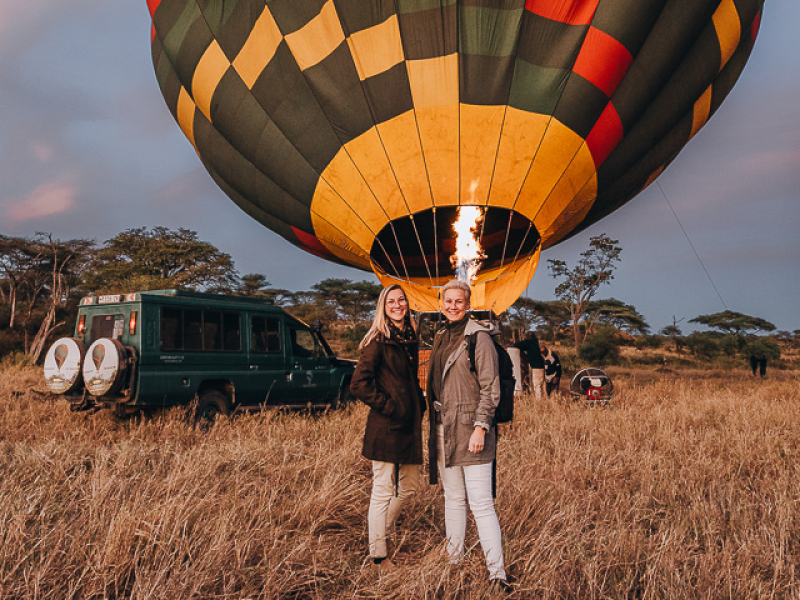 Ballonsafari boven de Serengeti, Tanzania Kim Paffen en Tessa Winkelman voor vertrek van een ballonsafari boven de Serengeti in Tanzania