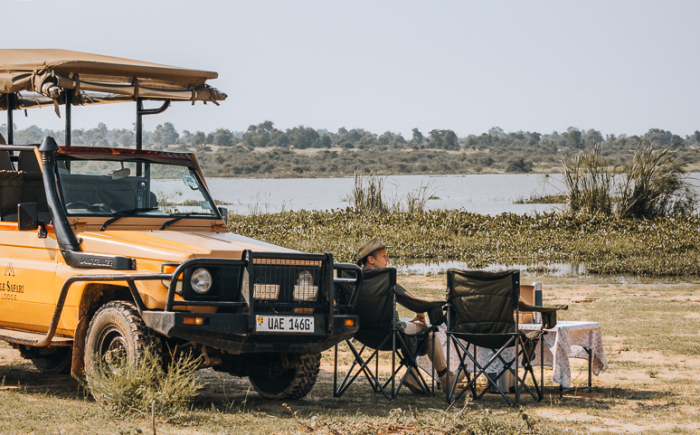 Koffiepauze aan de hippopool tijdens begeleide safari game drive activiteit in Murchison Falls Park Oeganda