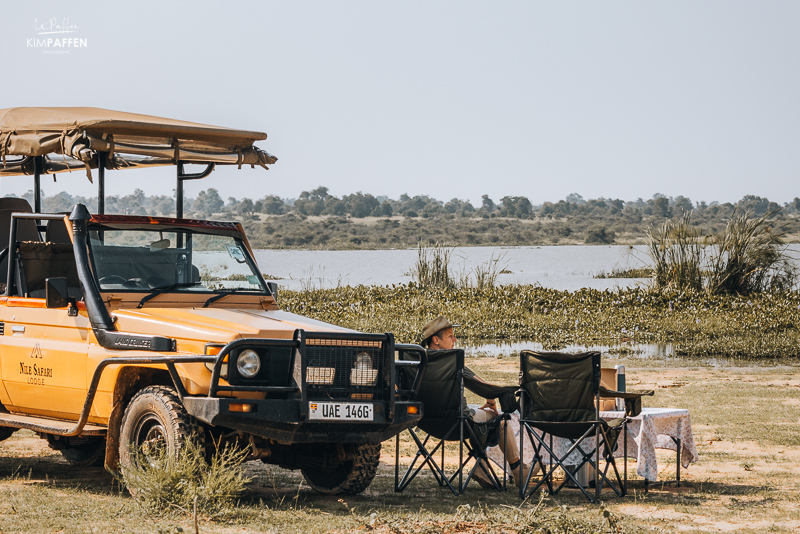 Koffiepauze aan de hippopool tijdens begeleide safari game drive activiteit in Murchison Falls Park Oeganda