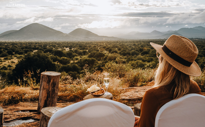 Uitzicht over de savanne vanaf een van de beste lodges om te overnachten tijdens je Kenia safari