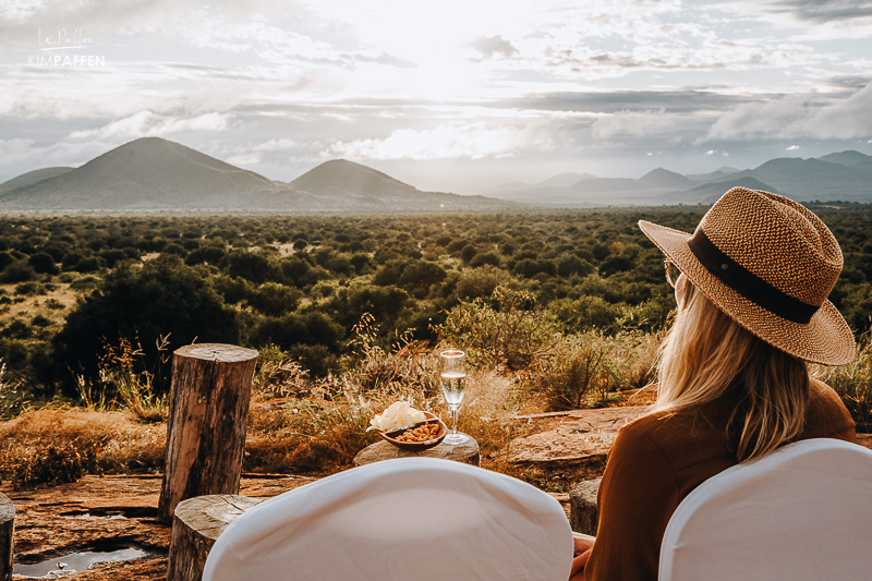De beste plekken om te overnachten in Kenia voor bewuste reizigers en safari-liefhebbers Uitzicht over de savanne vanaf een van de beste lodges om te overnachten tijdens je Kenia safari