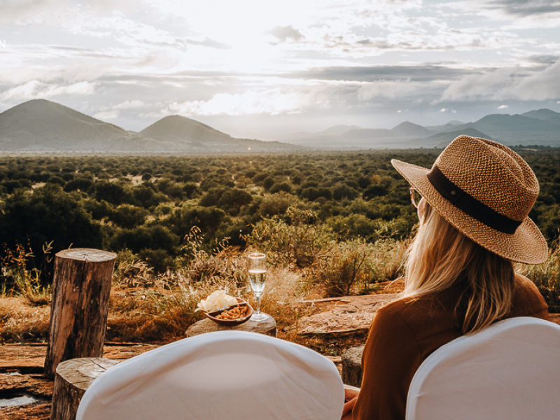 Uitzicht over de savanne vanaf een van de beste lodges om te overnachten tijdens je Kenia safari