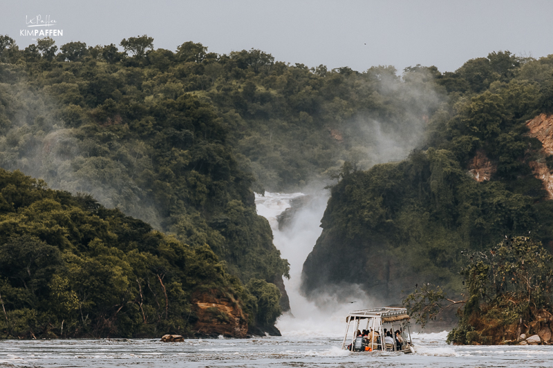 Boot safari onder aan de Murchison Falls waar de Nijl met kracht stroomt en mist opstijgt