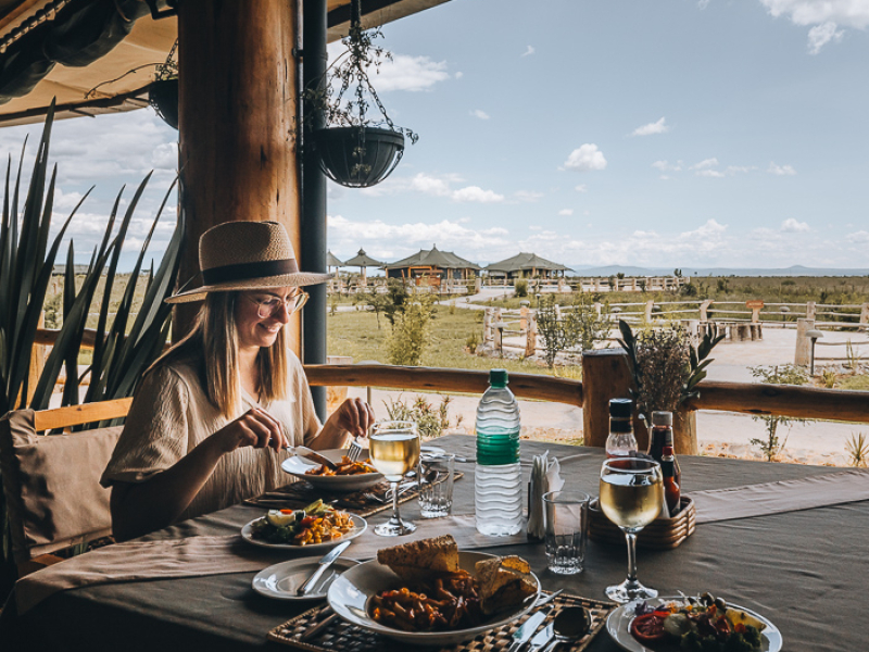 Heerlijke buffetmaaltijden bij Sweetwaters Camp in Kenia Buffetmaaltijden bij Sweetwaters Camp nabij Ol Pejeta Conservancy in Kenia met uitzicht op de savanne