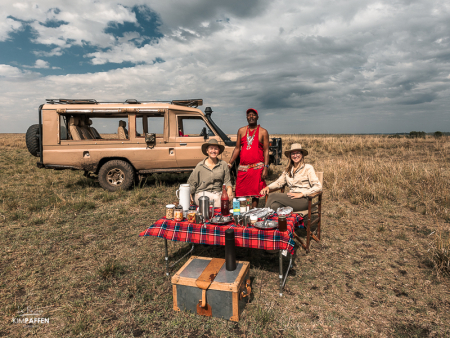 Bush ontbijt in de Masai Mara met gedekte tafel in maasai stijl