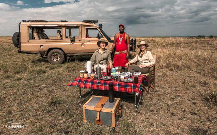 Bush ontbijt in de Masai Mara met gedekte tafel in maasai stijl