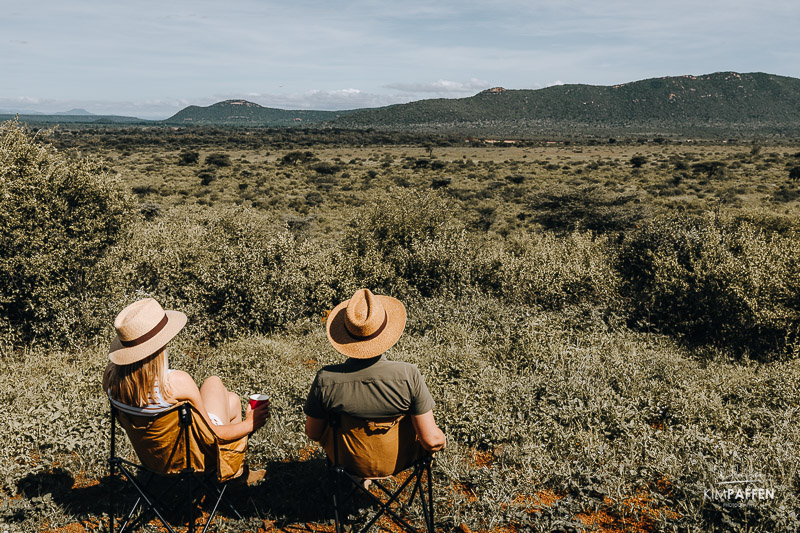Bush ontbijt tijdens safari in Samburu en Buffalo Springs in Kenia Bush ontbijt in de open savanne tijdens een safari in Samburu en Buffalo Springs in Kenia