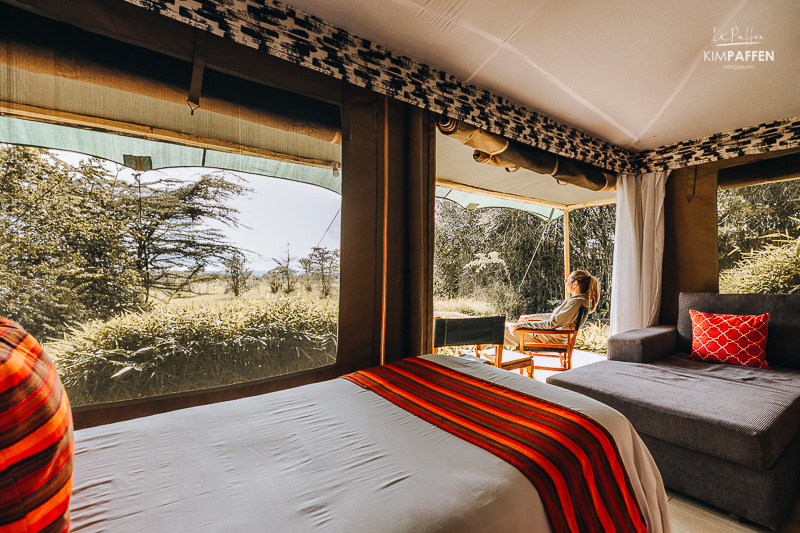 Canvas safaritenten met savannezicht bij Zebra Plains Mara Camp in Kenia Reiziger zittend op het privéterras van een middenklasse canvas tent bij Zebra Plains Mara Camp in de Masai Mara Kenia