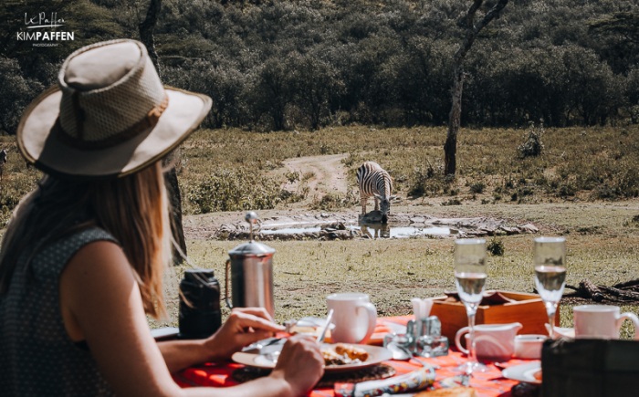 Bijzonder ontbijt in de bush bij Chui Lodge in Lake Naivasha Kenia Bijzonder ontbijten met uitzicht op drinkende zebra in de bush bij Chui Lodge in Lake Naivasha Kenia