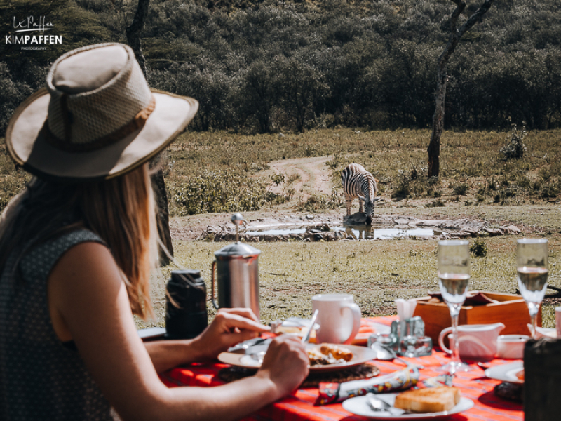 Bijzonder ontbijten met uitzicht op drinkende zebra  in de bush bij Chui Lodge in Lake Naivasha Kenia