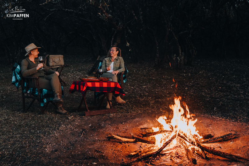 Sundowner in Oserengoni Wildlife Sanctuary bij een kampvuurtje in Lake Naivasha Kenia Afsluiten van de game drive met een sundowner en haardvuur in Oserengoni Wildlife Sanctuary Lake Naivasha Kenia