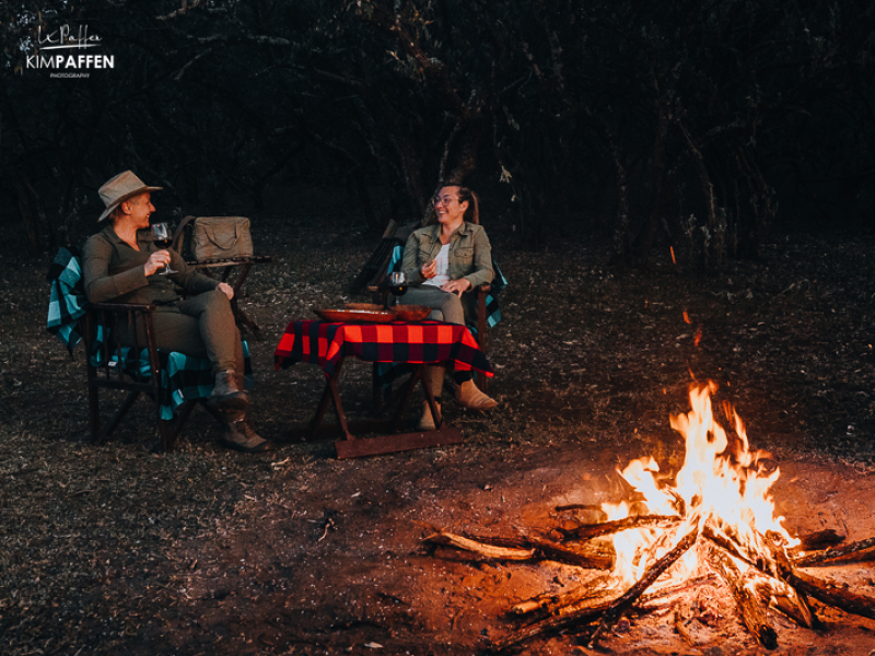 Afsluiten van de game drive met een sundowner en haardvuur in Oserengoni Wildlife Sanctuary Lake Naivasha Kenia